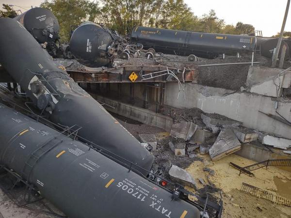 Name:  310 sandusky derailment.jpg
Views: 660
Size:  51.3 KB